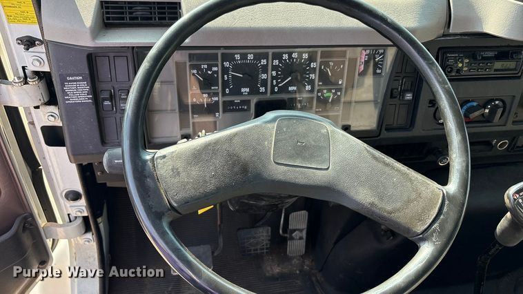 image for item EC4412 2001 International 4700 flatbed truck