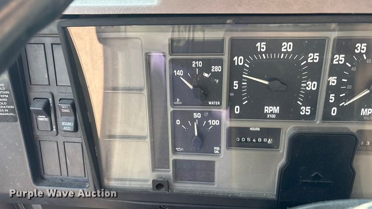 image for item EC4412 2001 International 4700 flatbed truck