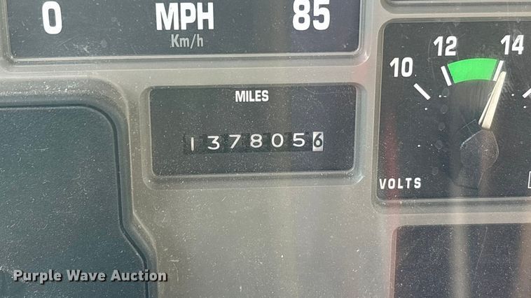 image for item EC4412 2001 International 4700 flatbed truck