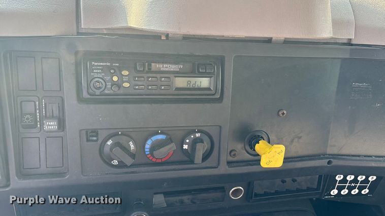 image for item EC4412 2001 International 4700 flatbed truck