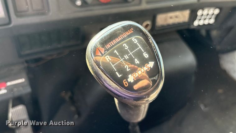 image for item EC4412 2001 International 4700 flatbed truck