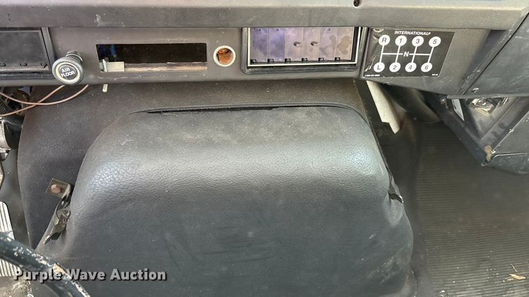 image for item EC4412 2001 International 4700 flatbed truck