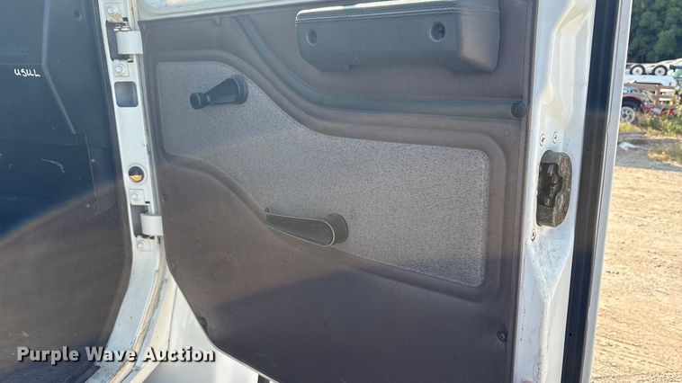 image for item EC4412 2001 International 4700 flatbed truck