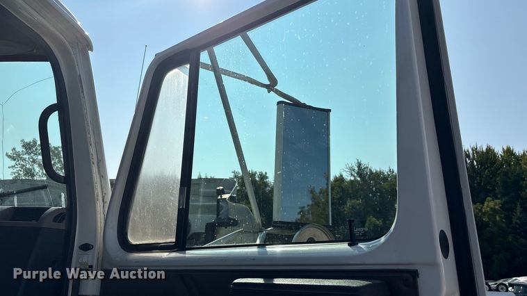 image for item EC4412 2001 International 4700 flatbed truck