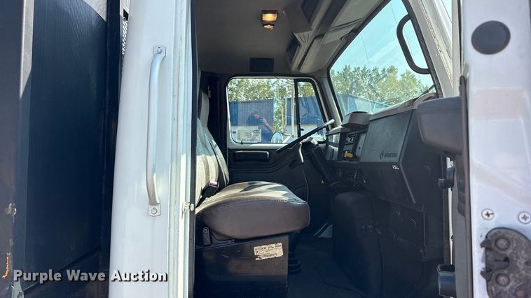 image for item EC4412 2001 International 4700 flatbed truck