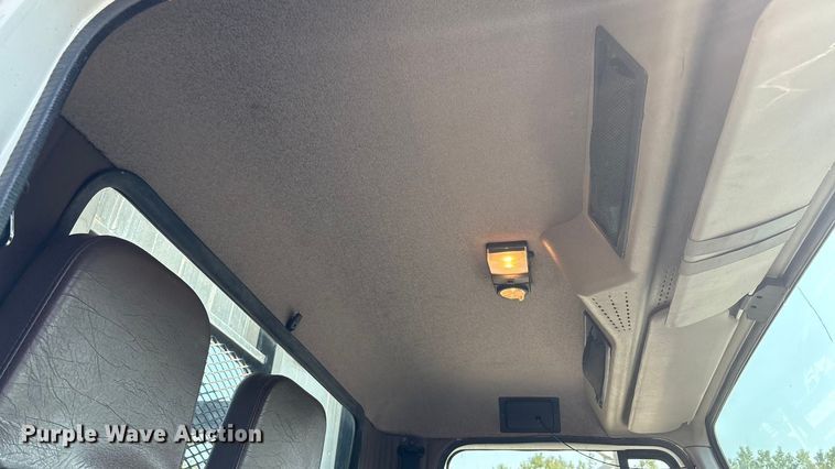 image for item EC4412 2001 International 4700 flatbed truck