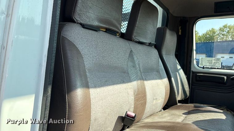 image for item EC4412 2001 International 4700 flatbed truck