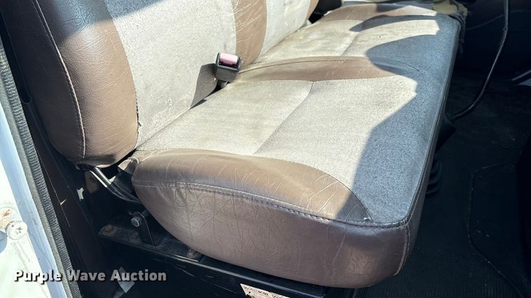 image for item EC4412 2001 International 4700 flatbed truck