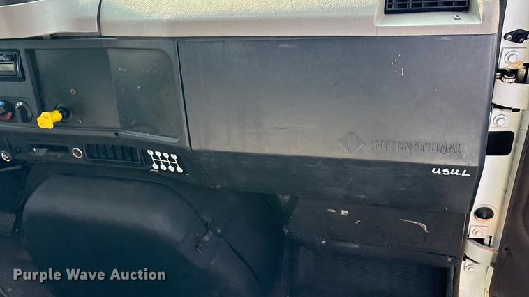 image for item EC4412 2001 International 4700 flatbed truck