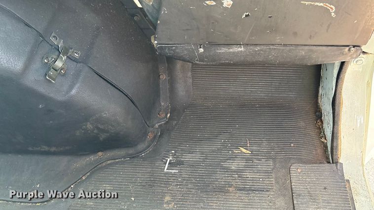 image for item EC4412 2001 International 4700 flatbed truck