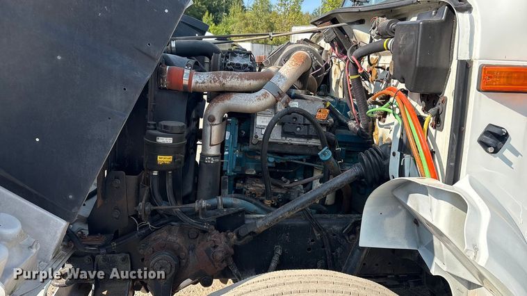 image for item EC4412 2001 International 4700 flatbed truck