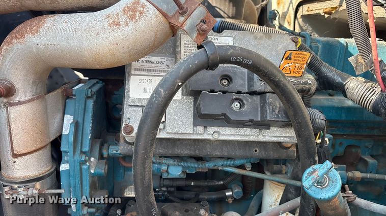 image for item EC4412 2001 International 4700 flatbed truck