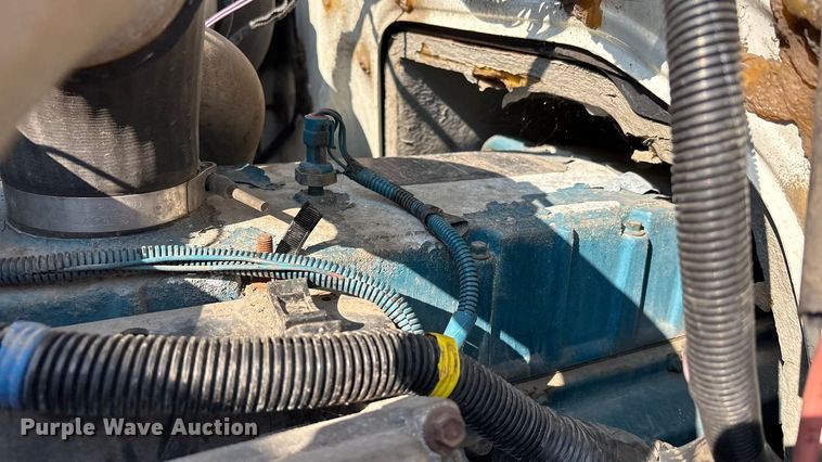 image for item EC4412 2001 International 4700 flatbed truck