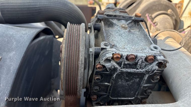 image for item EC4412 2001 International 4700 flatbed truck