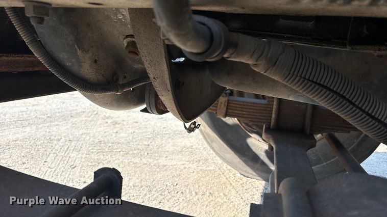 image for item EC4412 2001 International 4700 flatbed truck