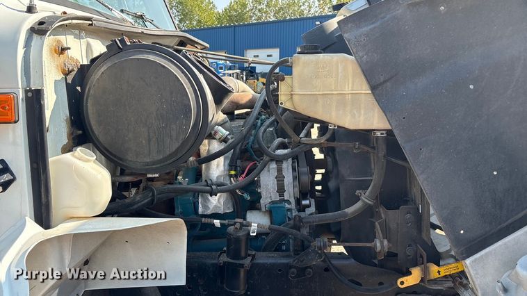 image for item EC4412 2001 International 4700 flatbed truck