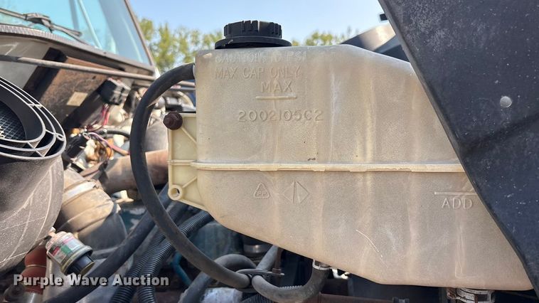 image for item EC4412 2001 International 4700 flatbed truck