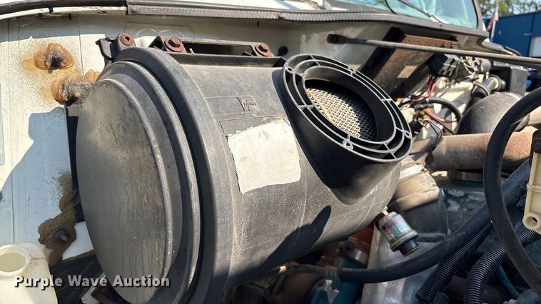 image for item EC4412 2001 International 4700 flatbed truck