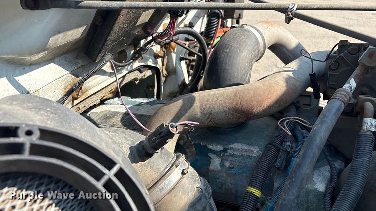 image for item EC4412 2001 International 4700 flatbed truck