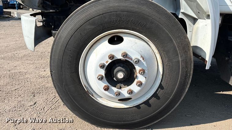 image for item EC4412 2001 International 4700 flatbed truck