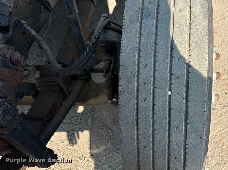 image for item EC4412 2001 International 4700 flatbed truck