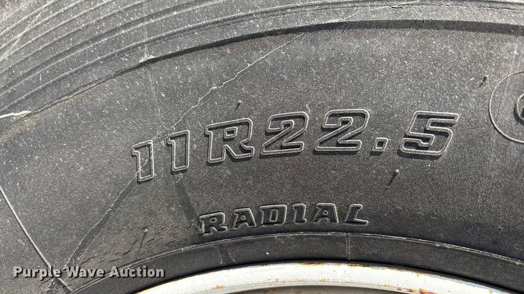 image for item EC4412 2001 International 4700 flatbed truck