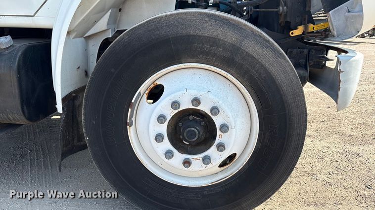 image for item EC4412 2001 International 4700 flatbed truck