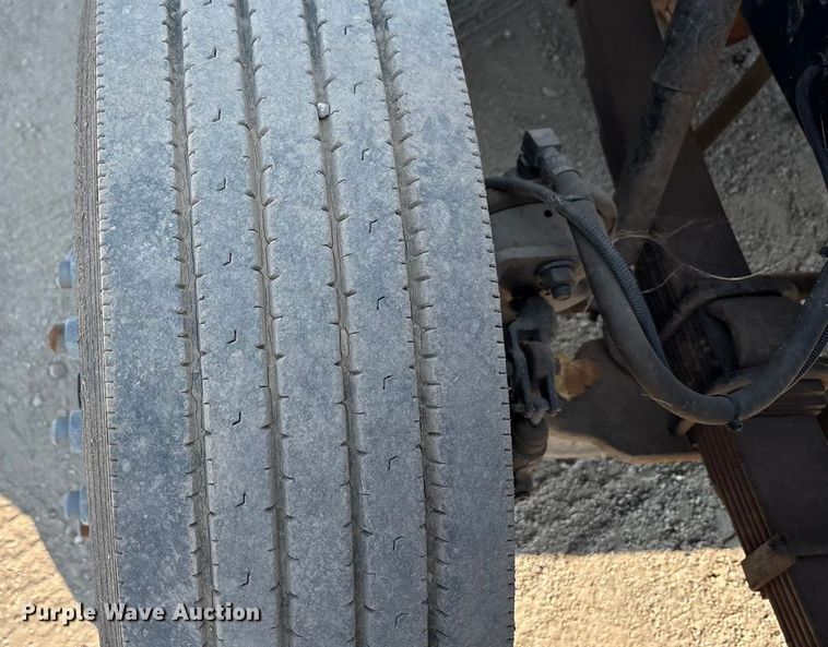 image for item EC4412 2001 International 4700 flatbed truck