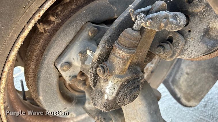 image for item EC4412 2001 International 4700 flatbed truck