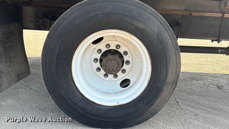 image for item EC4412 2001 International 4700 flatbed truck