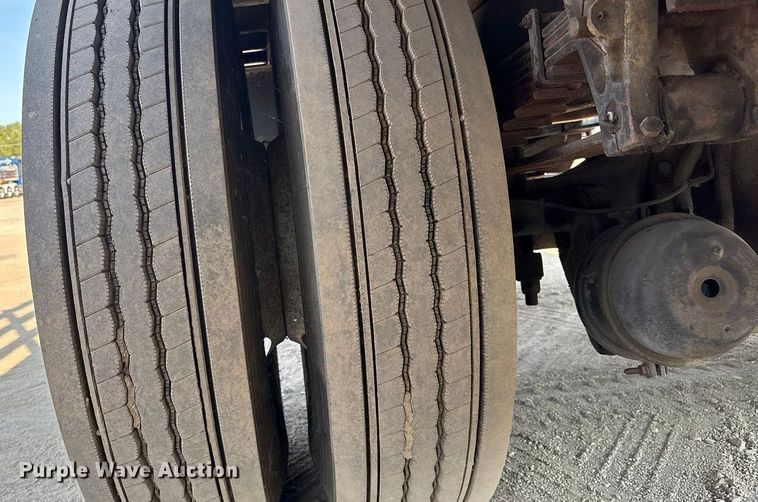 image for item EC4412 2001 International 4700 flatbed truck