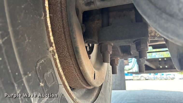 image for item EC4412 2001 International 4700 flatbed truck