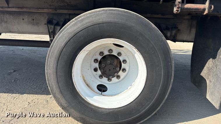 image for item EC4412 2001 International 4700 flatbed truck