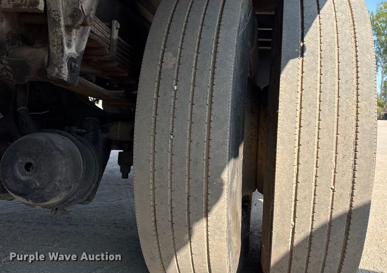 image for item EC4412 2001 International 4700 flatbed truck