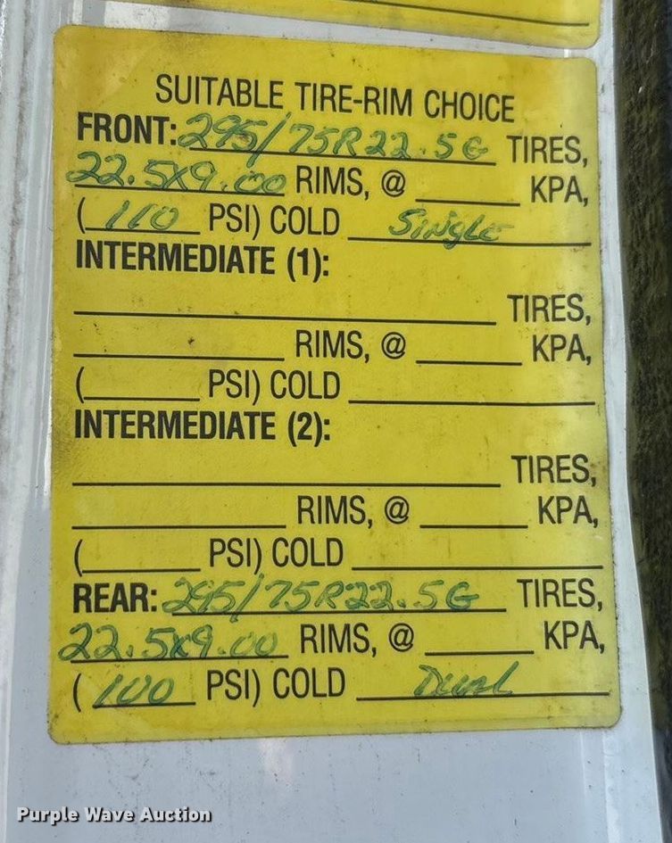 image for item EC4412 2001 International 4700 flatbed truck