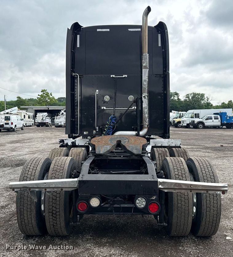 image for item EG5917 2013 Peterbilt 587 semi truck