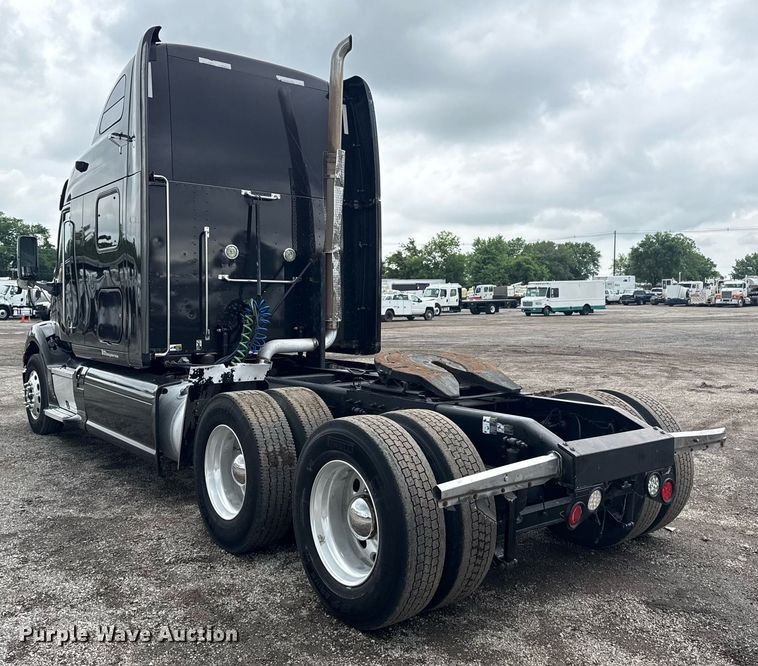 image for item EG5917 2013 Peterbilt 587 semi truck