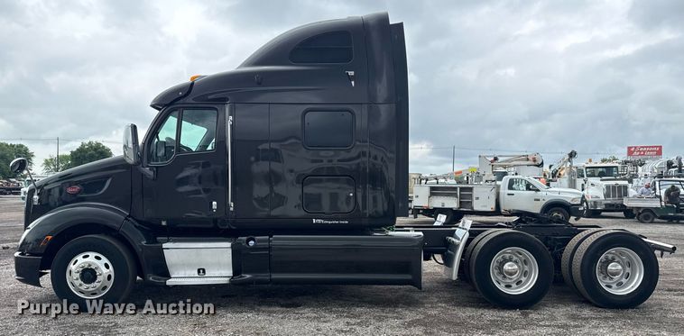 image for item EG5917 2013 Peterbilt 587 semi truck