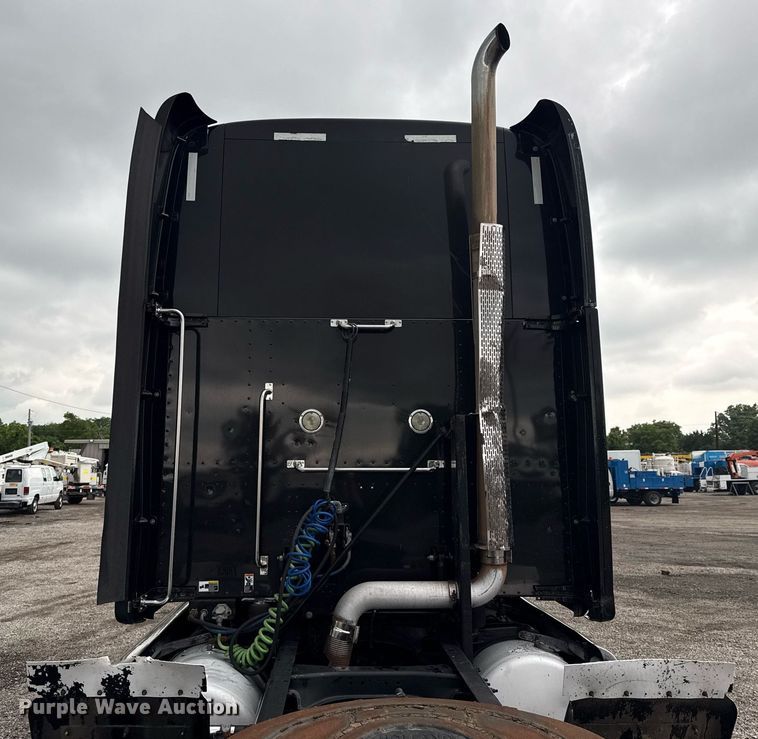 image for item EG5917 2013 Peterbilt 587 semi truck