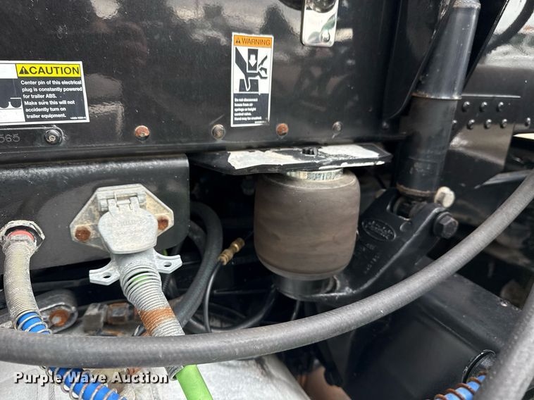 image for item EG5917 2013 Peterbilt 587 semi truck