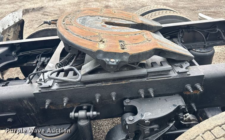 image for item EG5917 2013 Peterbilt 587 semi truck