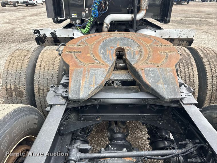 image for item EG5917 2013 Peterbilt 587 semi truck