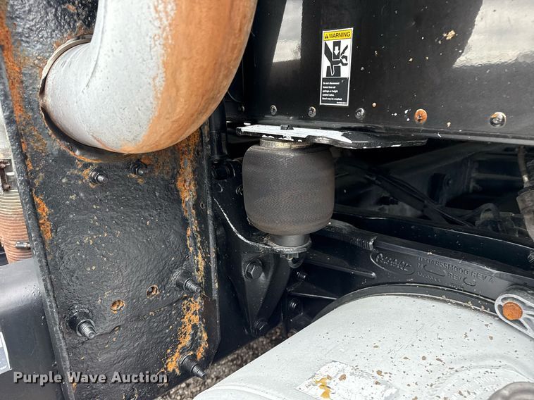 image for item EG5917 2013 Peterbilt 587 semi truck