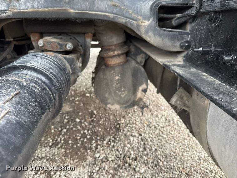 image for item EG5917 2013 Peterbilt 587 semi truck