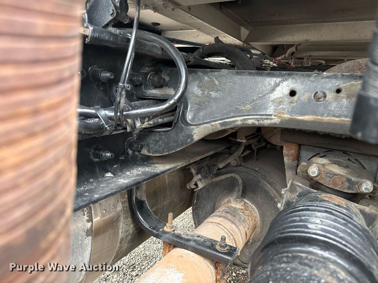 image for item EG5917 2013 Peterbilt 587 semi truck