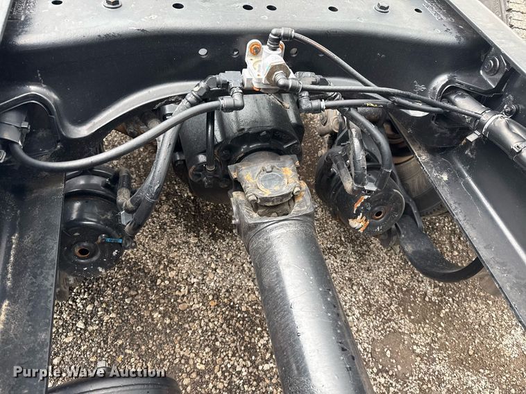 image for item EG5917 2013 Peterbilt 587 semi truck