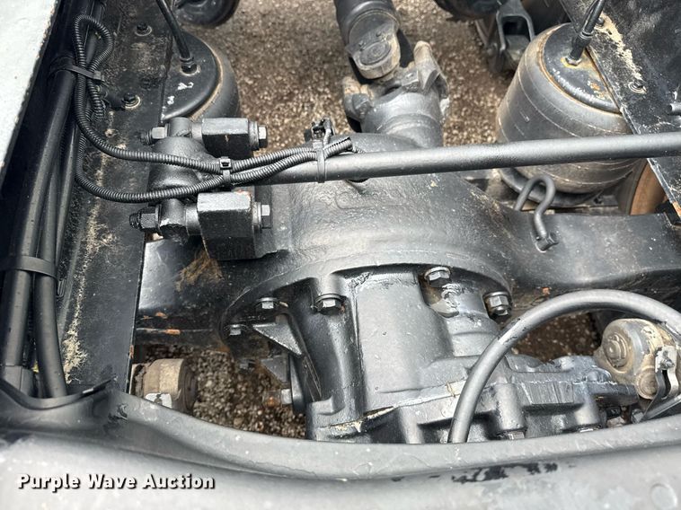 image for item EG5917 2013 Peterbilt 587 semi truck