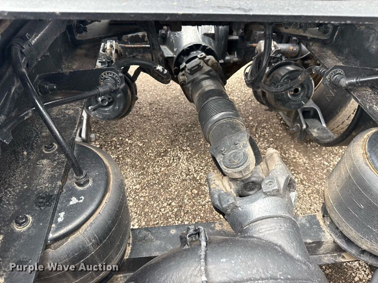 image for item EG5917 2013 Peterbilt 587 semi truck