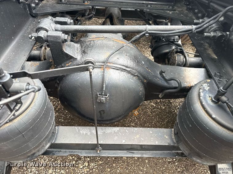 image for item EG5917 2013 Peterbilt 587 semi truck