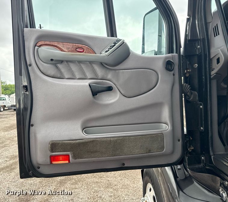 image for item EG5917 2013 Peterbilt 587 semi truck